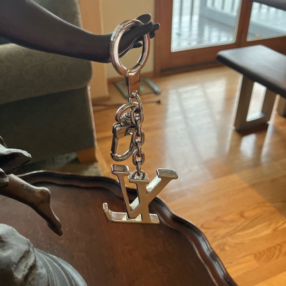 Louis Vuitton Metallic Silver LV Keychain - Picture 4 of 4